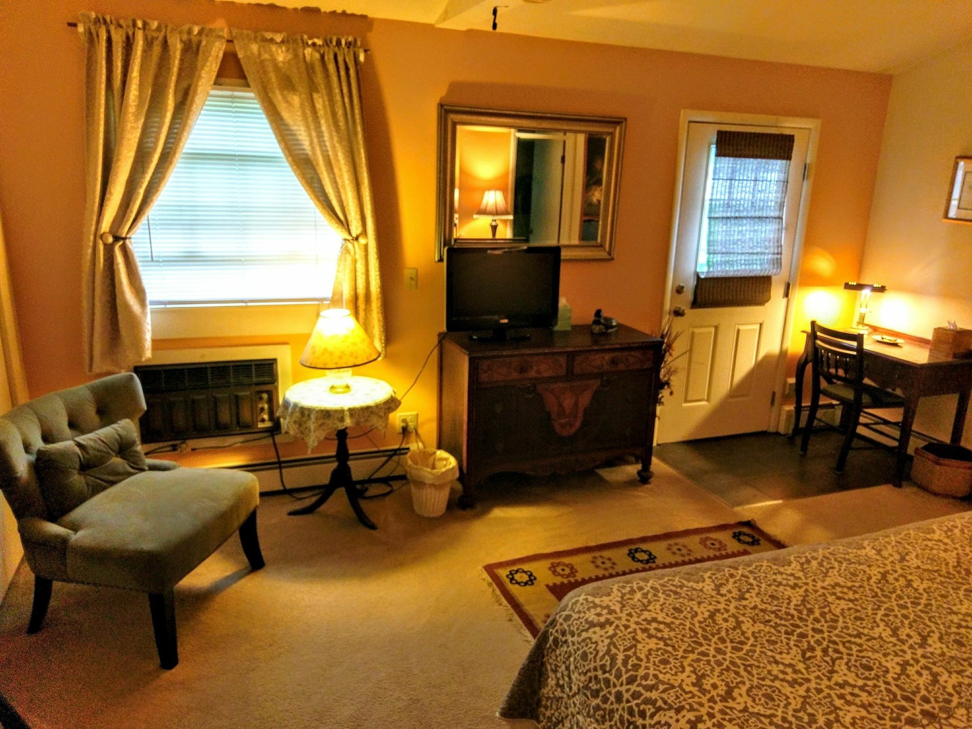 Inn At Charlotte B&B Берлингтон Экстерьер фото